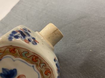 Een Chinese verte-Imari fles met florale en landschapspanelen, Kangxi